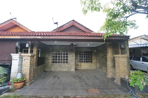 Tanpa sengaja saat melewati toilet lelaki aku menengok ke sebuah toilet yang pintunya menganga terbuka. Rumah Taman Seri Nanding Hulu Langat - Ejen Hartanah ...