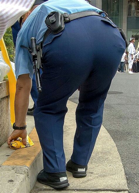 親父警察官の可愛いお尻を触らせてほしいな｡ Buff Guys Mens Butts Men S Butts