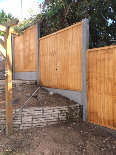 Putting up a garden fence might seem like a daunting prospect, but it's easy when you know how. How to install fence panels and posts yourself - Hankintech