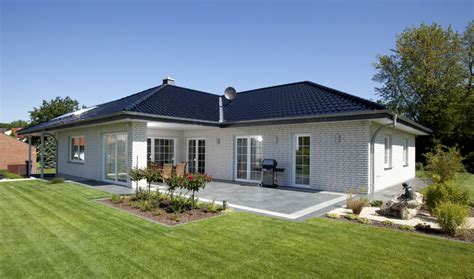 Bungalow grundrisse übersicht mit vielen bungalow. Bungalow Haus mit Garage & Walmdach Architektur im ...