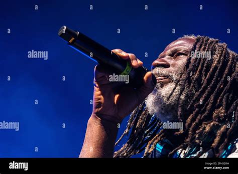Der Ivorische Reggae Sänger Tiken Jah Fakoly Tritt Live In Brüssel Auf