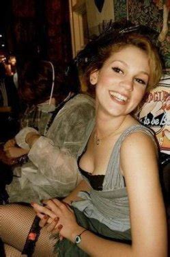 Ailesi, i̇ran şahı muhammed rıza şah pehlevi'nin son eşi prenses farah diba'yı çok sevdikleri için adını farah koymuş. Farah Zeynep Abdullah Facebook'ta keşfedilmiş