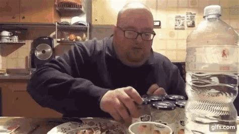 Anch'io ile ilgili cümledeki kullanımına bak, söyleyişini dinle ve dil bilgisini öğren. Il curioso caso di Youtubo Anche Io, tra abbuffate virali ...