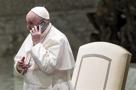 Papa Francesco Riceve Una Telefonata Durante Ludienza Generale La
