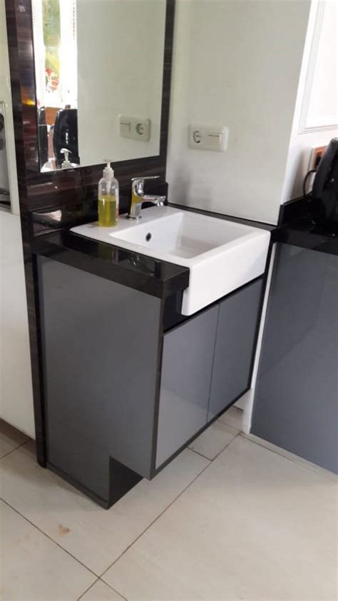 Bukan hanya untuk melengkapi kebutuhan di dalam dapur untuk kegiatan memasak, namun juga dapat memberi efek dekoratif pada interior dapur. Pembuatan Meja Wastafel Rumah, Apartemen dan Hotel