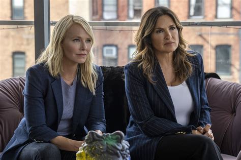 law and order svu fans outraged over kelli giddish s firing and beg show to ‘rehire rollins