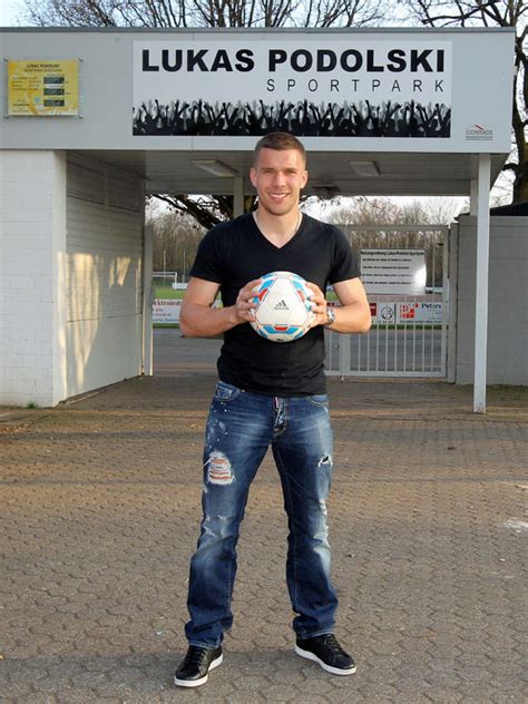 Germany just reached the semi finals of the euros and you just got lukas podolski over here on snapchat posting about how excited he is for the. Lukas Podolski: "Das Ziel kann nur der Titel sein" :: DFB ...