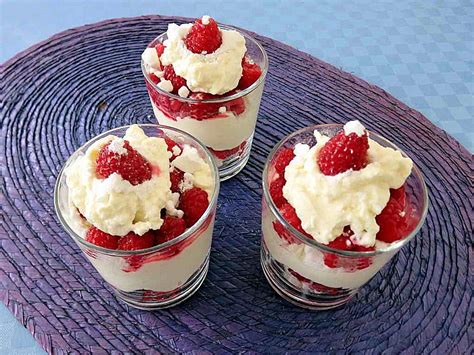 Leckeres Vanille-Quark-Dessert mit Mascarpone und Früchten von li95ni82