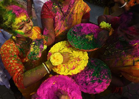 Happy Holi 2018 India Paints Itself In Myriad Of Colours Mumbai Mirror