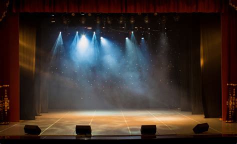 El Escenario Del Teatro Iluminado Por Focos Y Humo Del Auditorio Foto