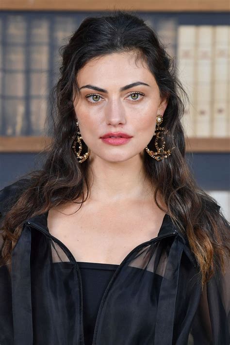 She is best known for portraying cleo sertori in h2o: Phoebe Tonkin - Chanel Haute Couture Fall/Winter 19/20 ...