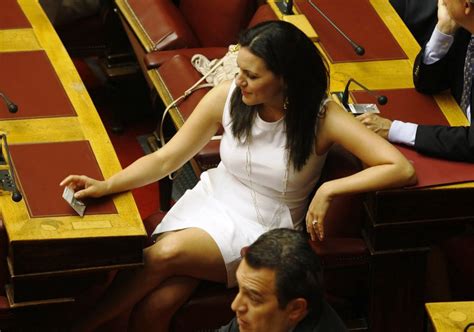 Αισθάνομαι ευλογημένη γιατί είχα βγάλει ως πιθανότητα την μητρότητα. Ελεύθερη και ωραία η Όλγα Κεφαλογιάννη | Bank Wars - Τράπεζες