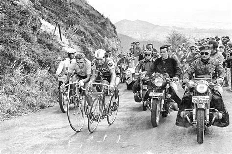 Raymond poulidor incarnait une histoire française qui traversait les années. Mit motorisierter Presse bei der Tour 1964 - Sport ...