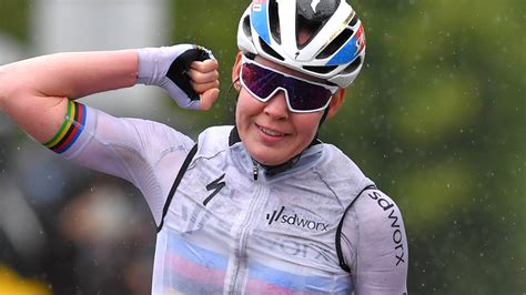 The olympic champion mades an impressive attack with 40km to go, bridging up to the break before going it alone. Van der Breggen klopt Van Vleuten in Baskenland | NOS