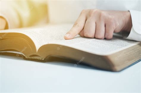 Pessoa Lendo A Biblia