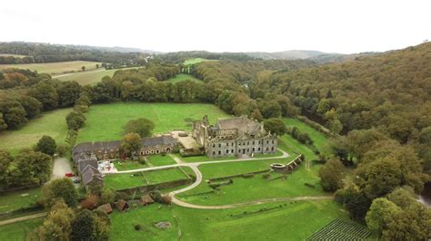Il se trouve à 45km au sud de saint brieuc et à 20km à l'ouest de loudéac. Abbaye de Bon repos Mur de bretagne - YouTube