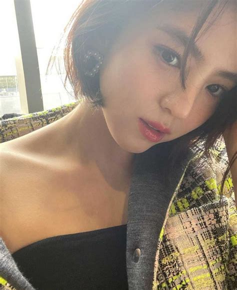 Okezone celebrity menyajikan kabar info berita selebritis artis gosip musik film terhangat nasional dan internasional terkini di indonesia Menang di Asia Artist Awards, 9 Potret Han So Hee dengan ...