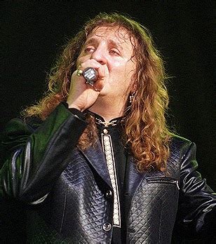 Eddig 935 alkalommal nézték meg. Retro magyar dal: Zámbó Jimmy: A világ lassan útra kész