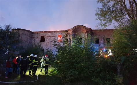 Teljesen leégett az osgyáni kastély tetőszerkezete Új Szó A