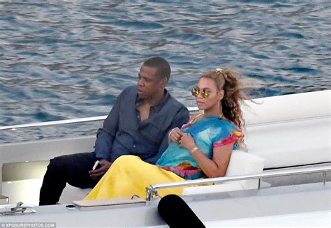 Italy Beyoncé Leaves Her Luxury Yacht In Italy For A Spot Of Dinner With