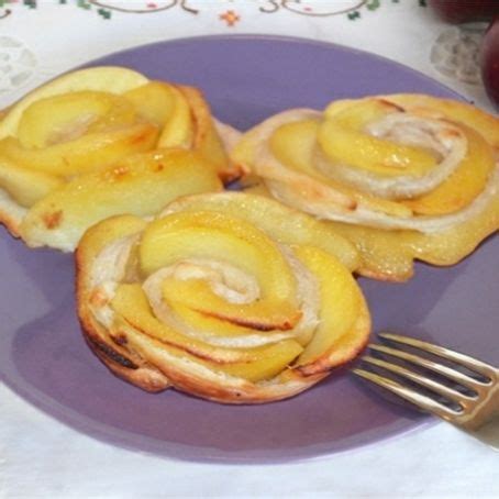 Sono facili e veloci da preparare e gli ingredienti necessari sono pochi. Rose di mele e pasta sfoglia - (3.3/5)