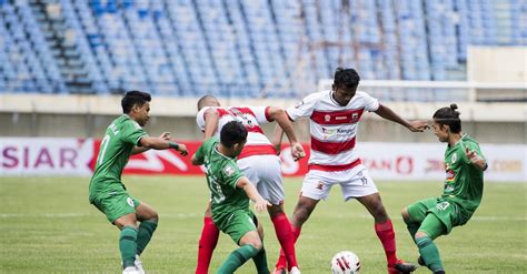 Pesepak bola pss sleman maslac mario (kiri) berebut bola dengan pesepak bola persela janneth kamare (kedua kiri) pada laga lanjutan grup c piala menpora 2021 di stadion si jalak harupat, kabupaten bandung, jawa barat, minggu (28/3/2021). Jadwal Piala Menpora 2021: Prediksi PSS vs Persela, Live ...