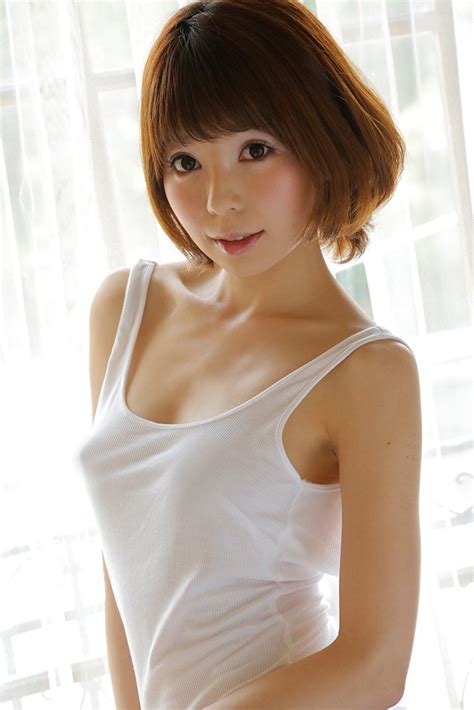 画像 白いtシャツやタンクトップ姿のセクシー女性。ぴったりとした胸の形がキレイ！ Naver まとめ
