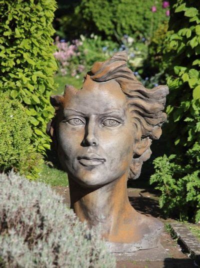 Ein stuhl mit hoher, steiler, abgerundeter lehne. Gesicht Frau Hartung mit Rosteffekt | Rendezvous im Garten