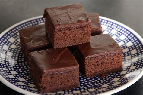 Ein klassischer brownie in 20 minuten fertig zubereitet. Buttermilch Brownies | Rezept | Kalorienarme brownies ...
