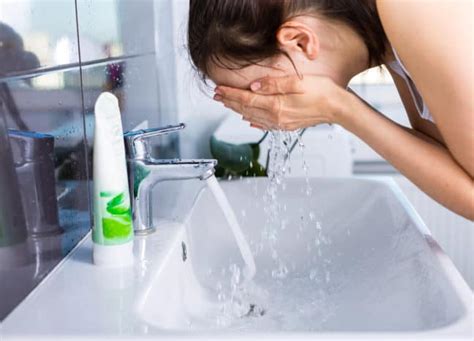 Ahli merekomendasikan masker kain dari bahan katun sebagai alternatif untuk mencegah penularan virus corona. 8 Langkah Cuci Muka yang Benar Agar Kulit Terbebas dari ...