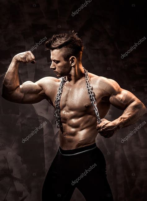 Der Perfekte Männliche Körper Toller Bodybuilder Posiert Stockfotografie Lizenzfreie Fotos