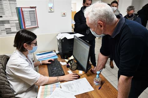 Child receiving an oral polio vaccine. Brest : la vaccination des personnels soignants contre le ...