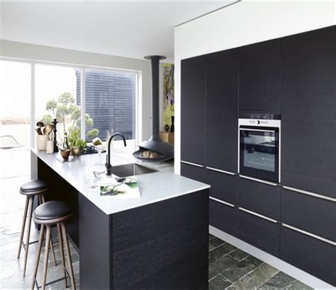 When calculating kitchen cabinet paint costs, you will need to account for preparation work, which may include stripping old paint, cleaning, sanding, patching, and surface repairs. Customized made color combination black and whiet lacquer ...