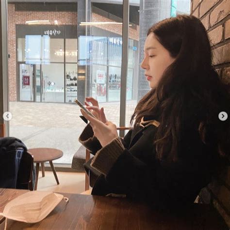 There had been quite a few number of dating rumours since the drama, but they always denied until march 27, 2017. 'Yoon Hyun-min' Baek Jin-hee, also in the cafe, has a pure ...