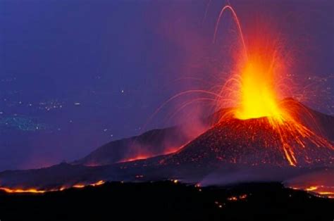 Check spelling or type a new query. Etna in eruzione, Natale di paura a Catania: forti ...