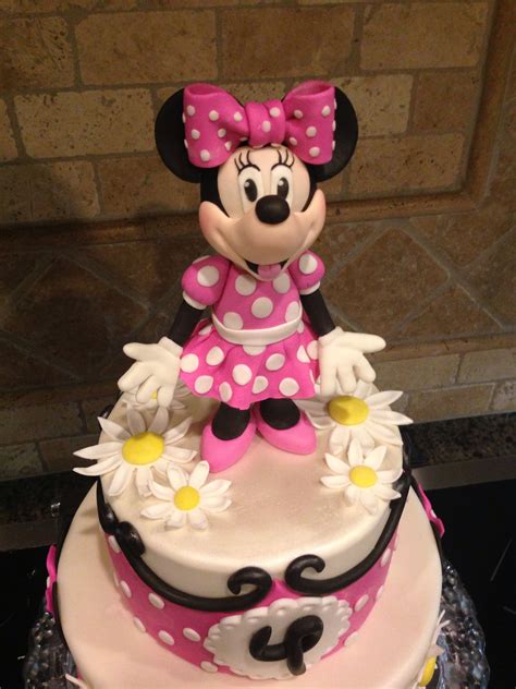 Minnie Mouse Cake With Fondant Minnie