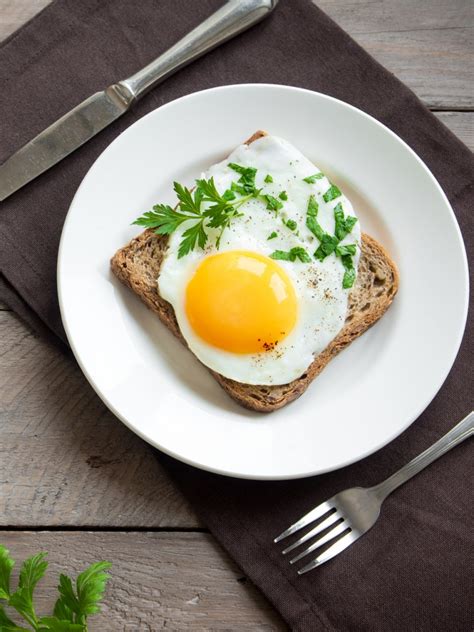 Mira cómo hacer la frittata de huevo con vegetales en el video de abajo , y mira 3 recetas deliciosas es un rico desayuno lleno de ácidos grasos omega 3 y proteínas y bajo en carbohidratos, el desayuno equilibrado para adelgazar. Desayunos con huevo: recetas rápidas y bajas en calorías