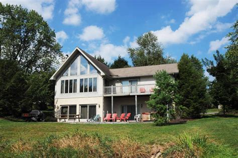 This magnificent and secluded cabin rental lies on the shore of the picturesque deep creek lake in northwest maryland and is conveniently located just five miles from the terrific wisp ski resort. Alphabetical List Deep Creek Lake Rentals | Vacation home ...
