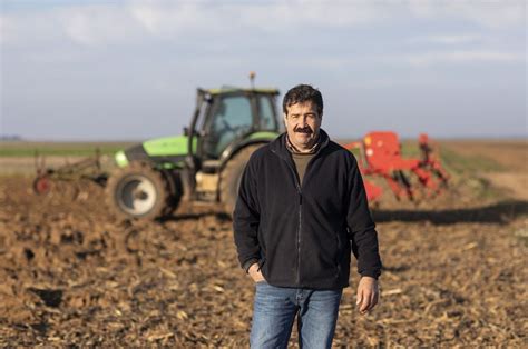 Déjà deux coups de foudres, karine le marchand balance. L'amour est dans le pré 2021 : qui est Hervé "le moustach ...