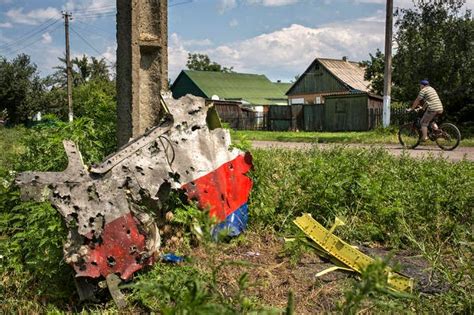 Mh17 dead bodies as balls in western msm political football. Ezekiel38Rapture: Flugkapitän: „MH 17 wurde vom Cockpit ...