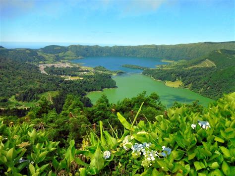 The azores, officially the autonomous region of the azores, is one of the two autonomous regions of portugal. Op zoek naar een vakantieparadijs dichtbij? Dit zijn de ...