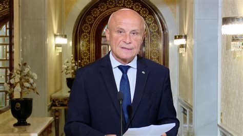 وكانت هيئة الصحة العامة في فرنسا قد أفادت مساء الجمعة عن تلقي 29,831,488 شخصاً جرعة واحدة على الأقل (56,8 % من عدد السكان البالغين) وتطعيم أكثر من 15,4 مليونًا بالكامل، أي خمس عدد السكان. لقاء رئيس الجمهورية قيس سعيد مع سفير فرنسا بتونس - YouTube