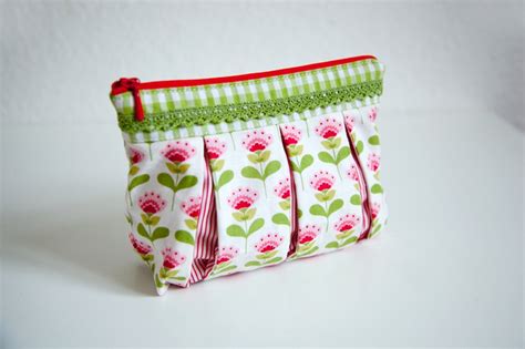 Diese 15 kostenlose taschen muster kompilation enthält die, die ich fand, um einen großen stil mit einem umfassenden tutorial haben. Gratis Schnittmuster Kosmetiktasche mit Nähvideo von pattydoo