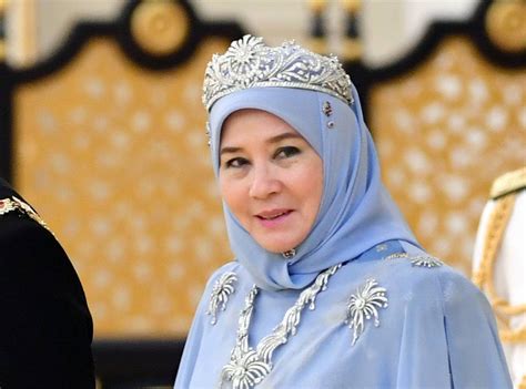 تونكو حاجة عزيزة أمينة ميمونة إسكندرية بنت المرحوم المتوكل على. Isu Jawi: 'Ini je kan' - Permaisuri Agong rujuk tiga muka ...