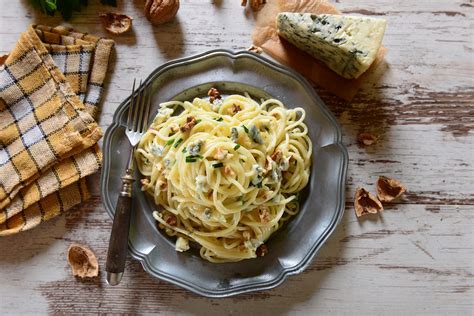 Her wonderfully accessible, homey and nourishing fare is perfect for weekdays and dinner parties alike. Pasta con gorgonzola e panna | Ricetta
