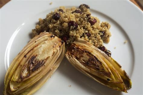 Chicoree ist das typische wintergemüse und ist sehr gesund. Chicorée gebraten mit Kressesoße | Vegane Rezepte