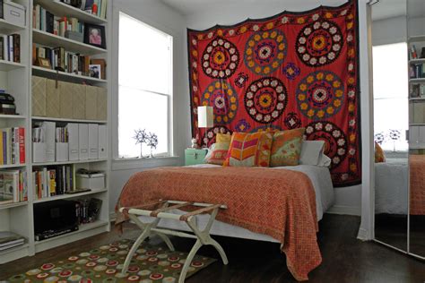 Bring your walls to life with stylish wall art from lowe's. 15 Cheap Wall Decor Ideas for Bedroom | Royal Furnish