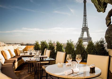 Das restaurant le jules verne befindet sich auf der zweiten ebene des eiffelturms und bietet auf einer höhe von 123 metern einen atemberaubenden blick auf die stadt paris. Erste Reihe fußfrei auf den Eiffelturm | Restaurants in ...
