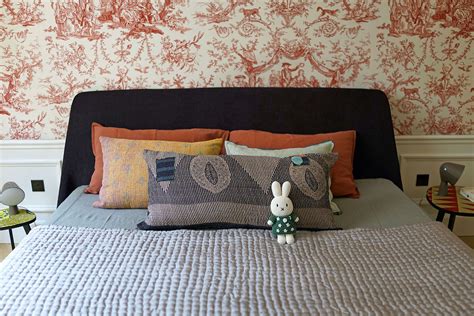 Scegli un colore a contrasto con quello della parete e dipingi una testiera del letto che corra lungo tutta la parete. Decorare la parete dietro il letto: idee e ispirazioni | Living Corriere