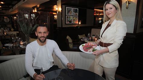 Me këtë rast nuk ka munguar një dedikim special nga partneri, me të cilin është e martuar që disa vite. Vedat Muriqi'in eşi Edibe Muriqi'ten çarpıcı itiraflar ...